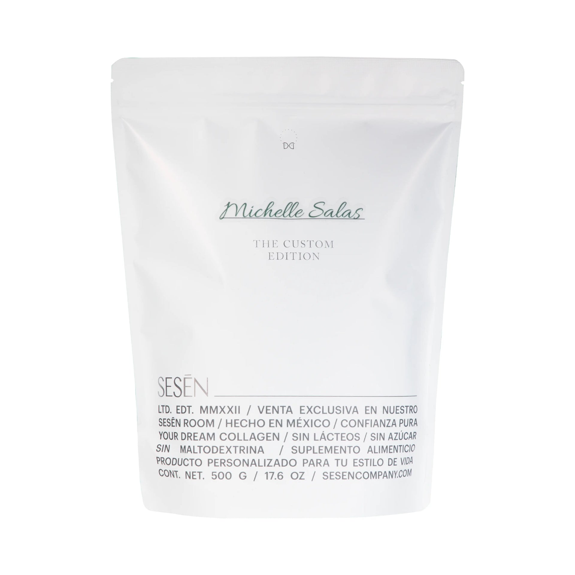 Bolsa blanca de suplemento Michelle Salas con diseño minimalista sobre fondo blanco