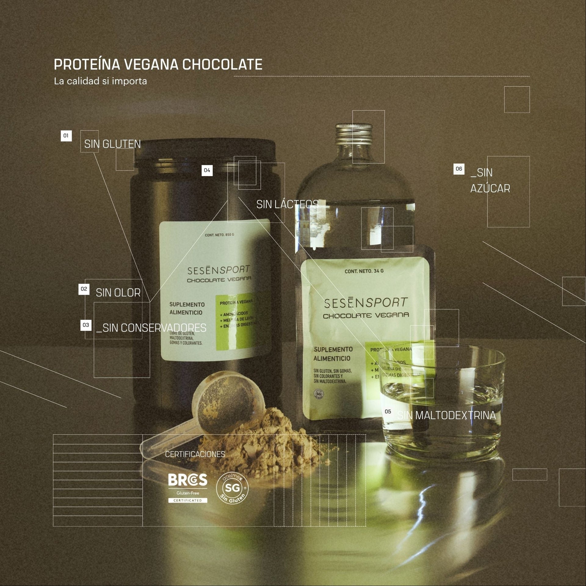 Proteína vegana sabor chocolate en envases con etiqueta verde, acompañada de un vaso y polvo de proteína, destacando que es sin gluten, sin azúcar y sin conservadores.