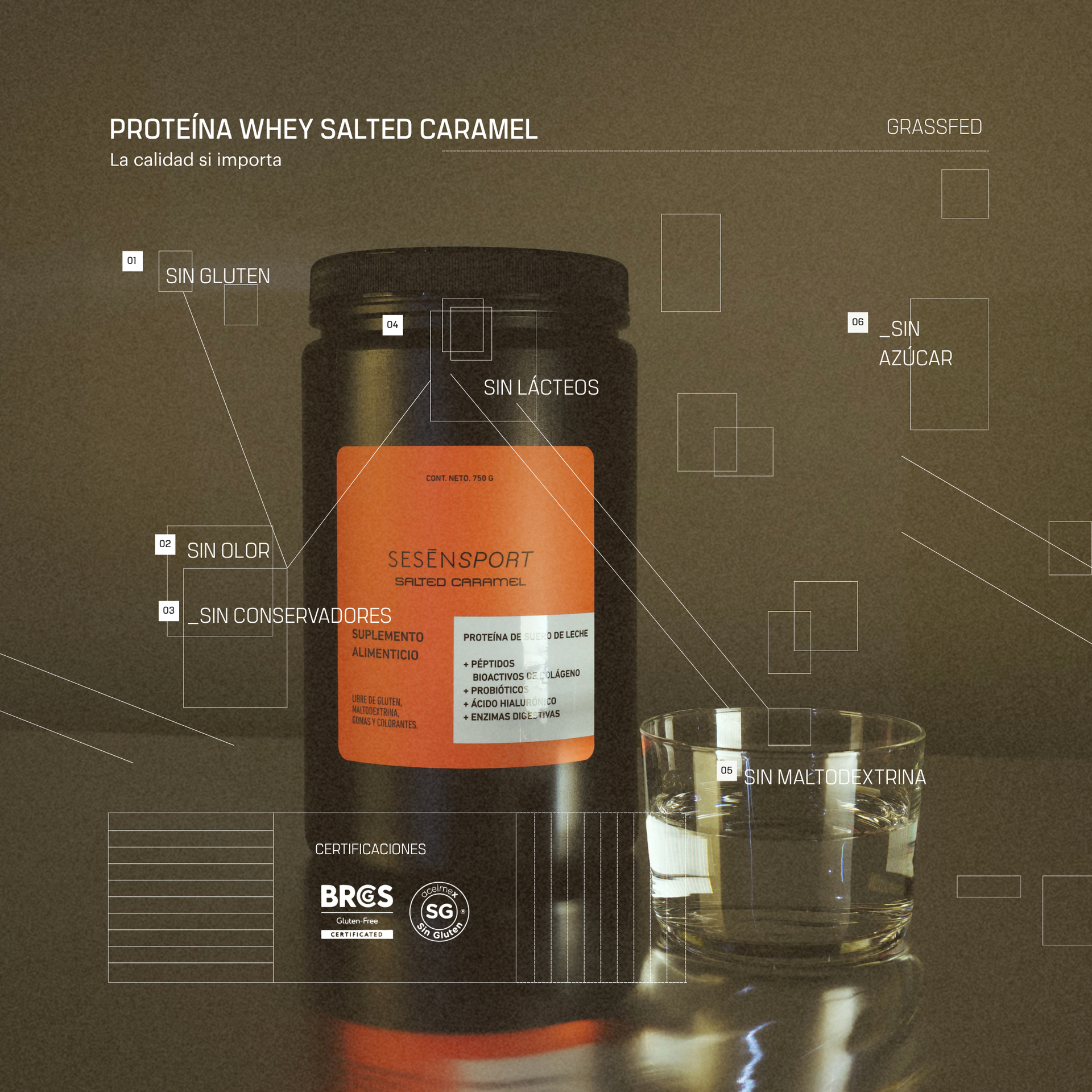 Proteína whey sabor salted caramel en envase negro con etiqueta naranja, acompañada de un vaso, destacando que es sin gluten, sin azúcar y sin conservadores.